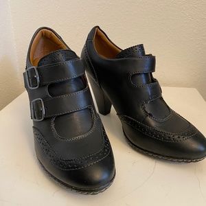 Euro Soft by Sofft Women’s 7.5 Black LeatherOxford Buckle Detail 3 3/4 inch herl